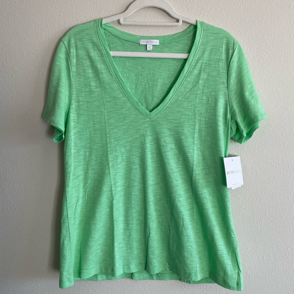 Beyond Yoga Signature V-Neck Tee Women’s Large Apple Green BQ7830 Activewear